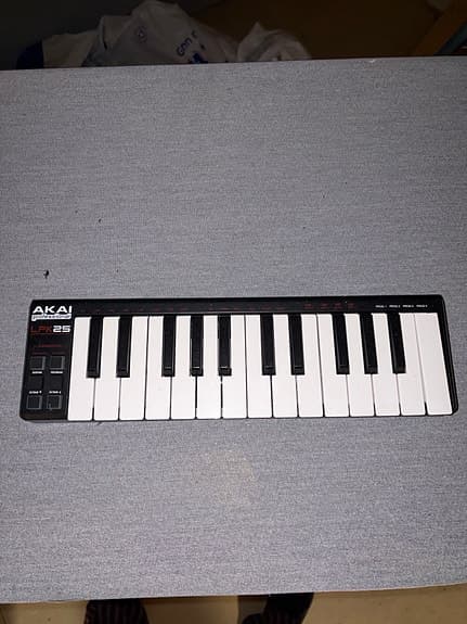 Akai LPK25 MIDI keyboard svart/hvit