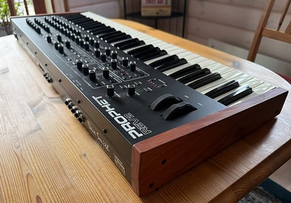 Prophet Rev2 8 voices