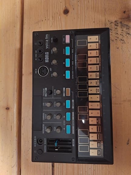 Korg Volca FM synthesizer med decksaver