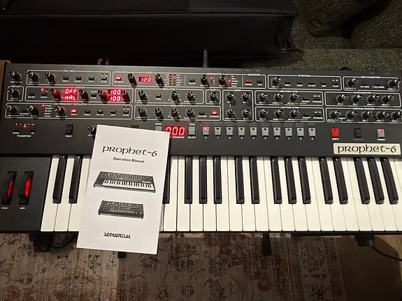 Sequential Prophet 6 med bag