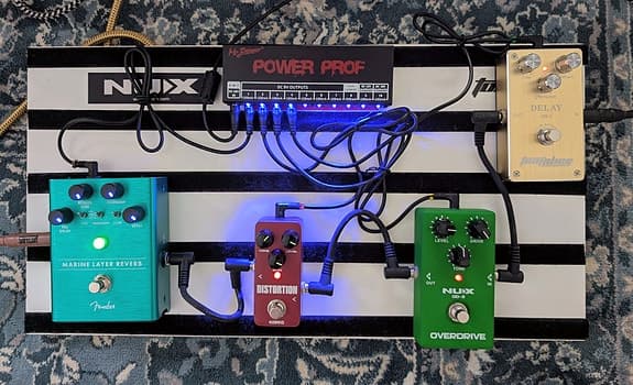 Pedalboard m/Fender, NUX, Tomsline og Mr.Power strømforsyning
