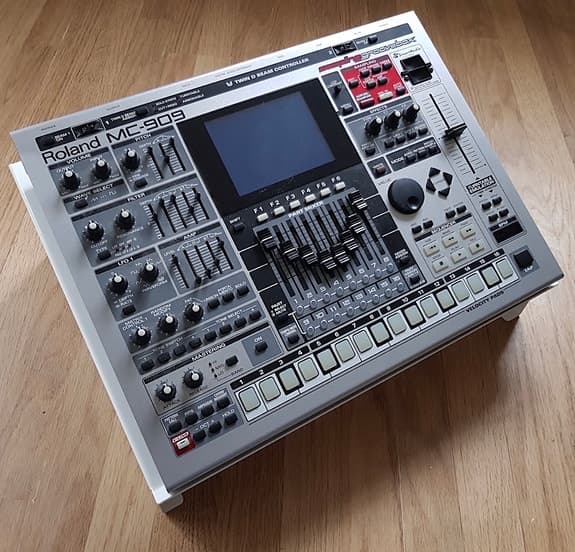Roland MC-909
