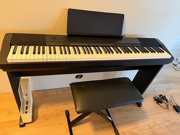 Casio CDP-130 digital piano med stativ