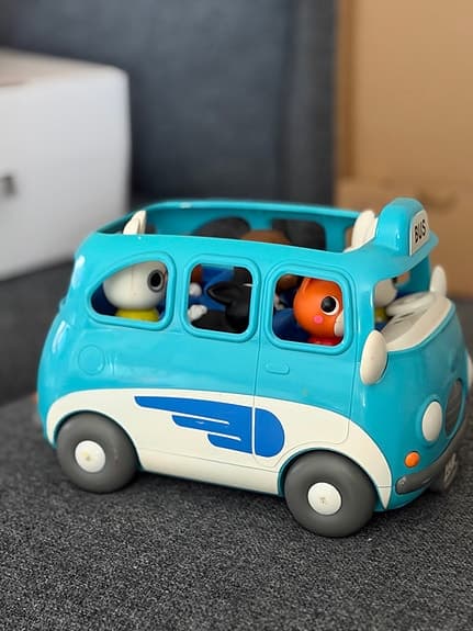 leke-buss med figurer