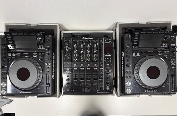 Pioneer DJ-sett – 2x CDJ-2000 Nexus + DJM-900 Nexus + flightcases + høyttalere