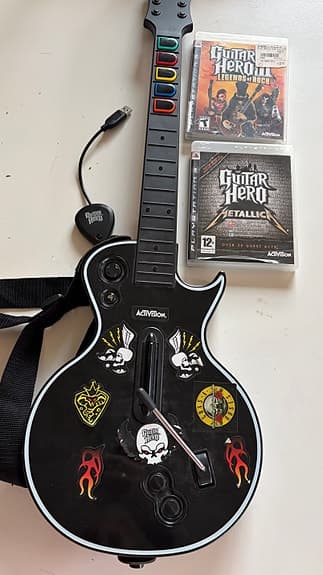 Guitar Hero PS3-pakke: 2 klassespill, Les Paul-gitar og USB-mottaker!