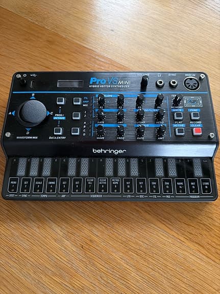 Behringer Pro VS Mini synthesizer