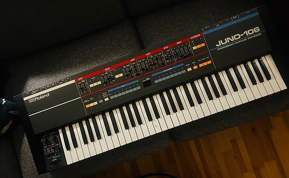 Roland Juno-106 synthesizer med tangenter