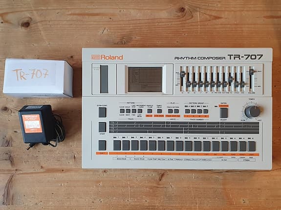 Roland TR-707 trommemaskin