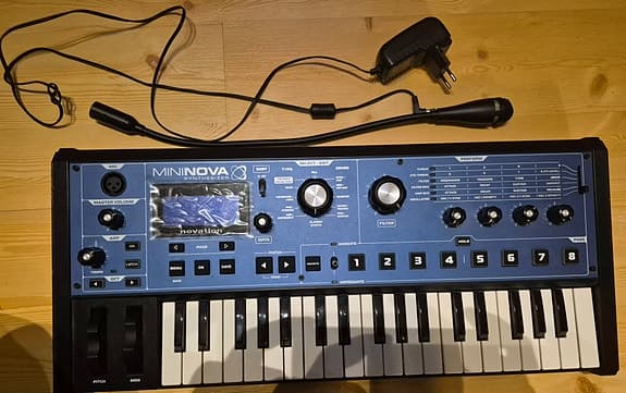 Novation MiniNova synthesizer med keyboardstativ