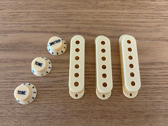 Stratocaster pickup covers og kontrollknapper gitarutstyr
