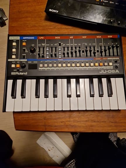 Roland JU-06A synthesizer med klaviatur