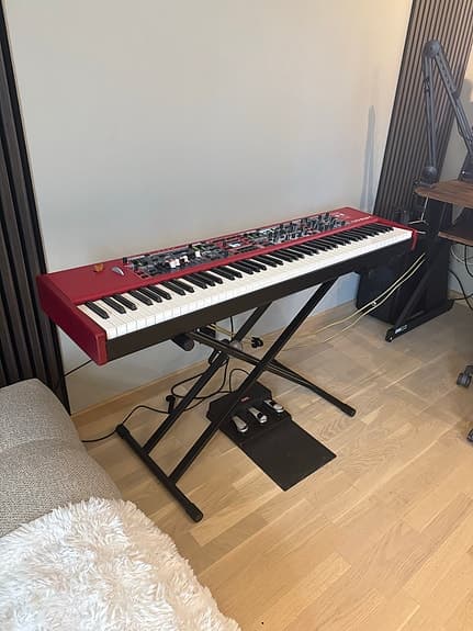 Nord Stage 4 88 med stativ og trippel pedaler