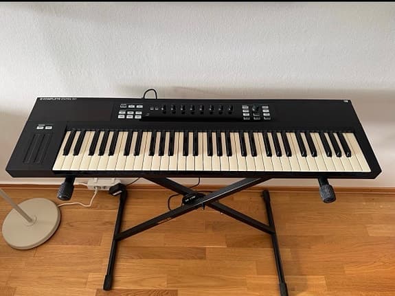 Native Instruments Komplete Kontrol S61 + programvarepakke. MIDI-keyboard