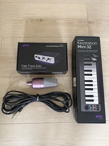 Avid Fast Track Solo lydkort, Keystation Mini 32 MIDI-keyboard og mikrofon