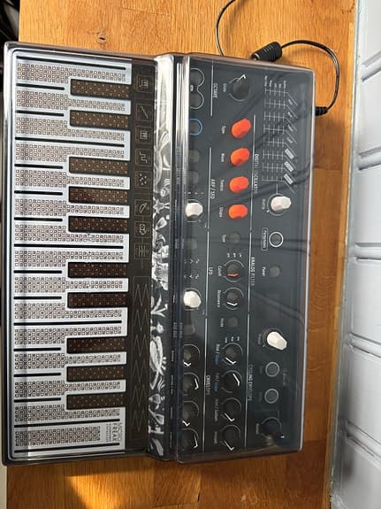 Arturia MicroFreak synthesizer med deksel