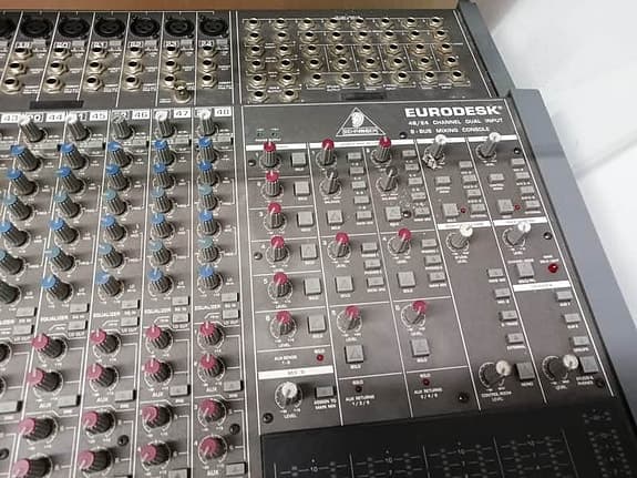 Eurodesk Model MX8000 24-Channel 8-Buss Analogue Mixer uten Power Supply