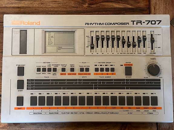 Roland TR-707 med HKA ROM expansion