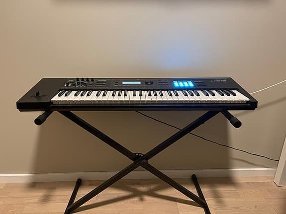 Roland Juno-DS61 m/stativ og usb-kabel