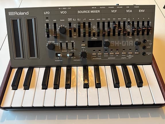 Roland SH-01A synthesizer med K-25m Keyboard