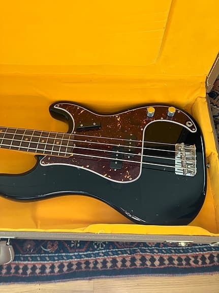 Fender Precision Bass Avri ii svart