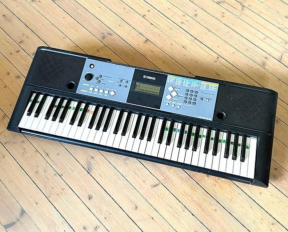 Yamaha PSR-E233 keyboard / synthesizer