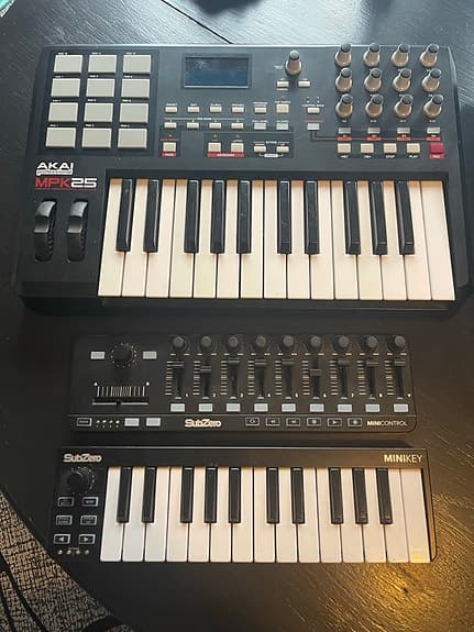Akai MPK25 MIDI-keyboard og 2 stk SubZero MIDI-kontrollere
