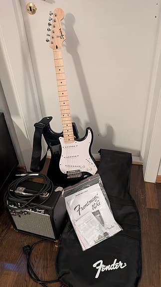 Flott startpakke: Squier Sonic Stratocaster Pack + gulvstativ