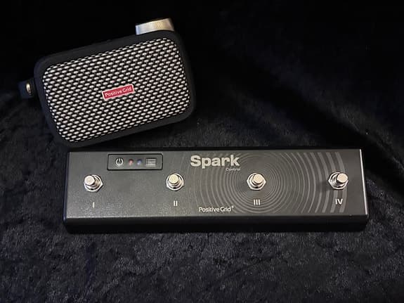 Superkule PositiveGrid Spark GO forsterker + Spark Control footswitch (BT)