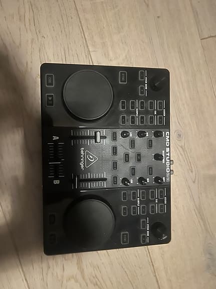Behringer CMD Studio 2a DJ controller svart
