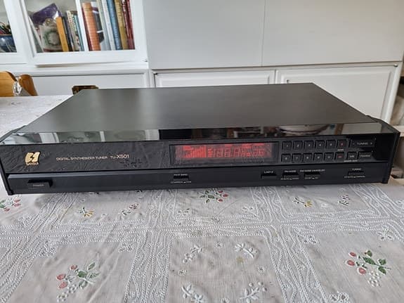 Sansui TU-X501 digital synthesizer tuner svart