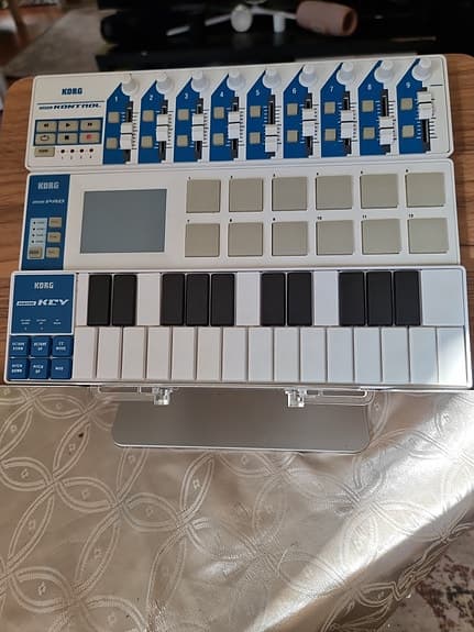 Korg nanoKEY Studio MIDI keyboard og kontroller hvit