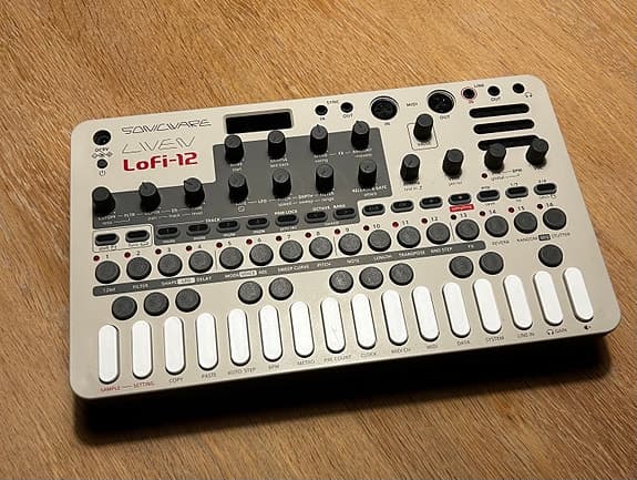 Sonicware Liven LoFi-12 groovebox / sampler