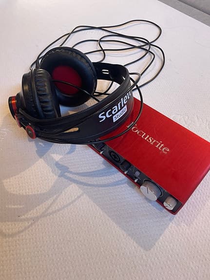 Focusrite Scarlett 2i2 lydkort med headset