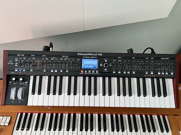 Behringer DeepMind 12 analog synthesizer med klaviatur