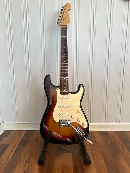 Stratocaster-kopi / Sunburst / Nye strenger