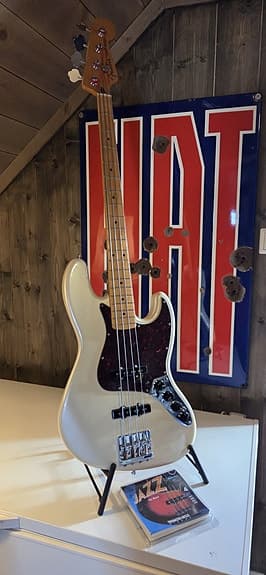 Fender Jazz Bass Player Plus (MIM) + Thomastik Infeld