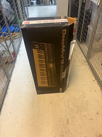 Behringer DeepMind 12 synthesizer med original eske