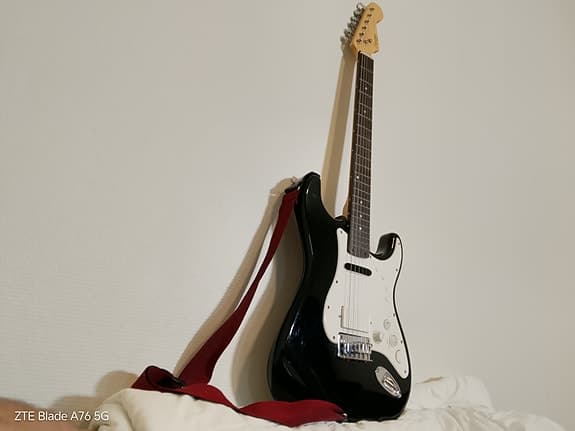 Fender/Squier Stratocaster Limited edition MIDI Gitar