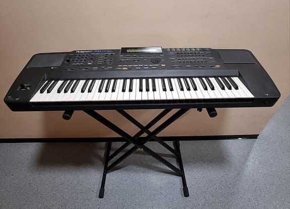 Keyboard Roland E-70 intelligent synthesizer med stativ selges for 1200 kroner.