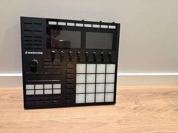 Native Instruments Maschine MK3 groovebox / MIDI-kontroller svart