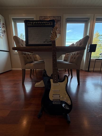Elektrisk gitar med forsterker og multieffekt-pedal