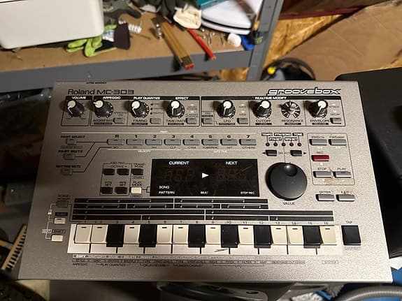 Roland MC-303 Groovebox – Klassisk synth & sequencer