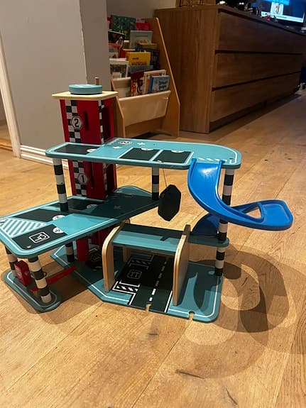 Stor + liten garasje i tre (store er Vilac)