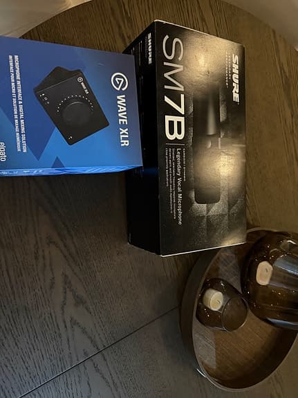 Shure SM7B mikrofon + Elgato Wave XLR lydkort + stativ
