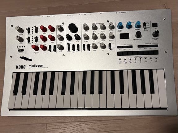 Korg Minilogue med Decksaver