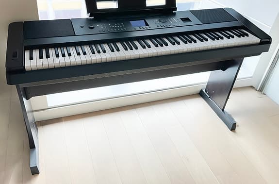 Har du planer om å lære å spille piano? YAMAHA DGX 650 digital piano/keyboard