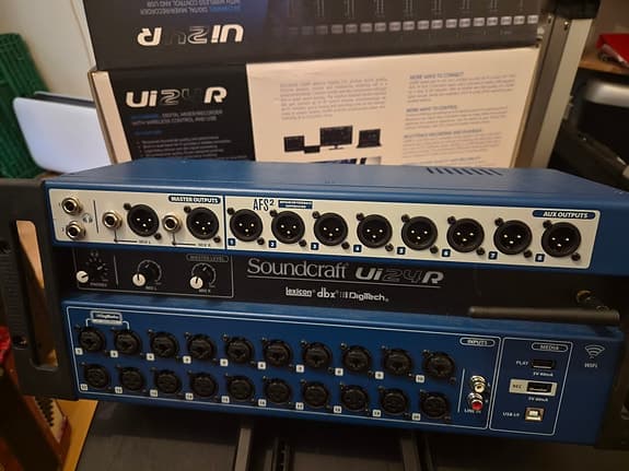 Soundcraft UI24R Mikser