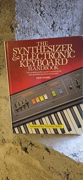 Synthesizer & Electronic Keyboard Handbook bok av David Crombie