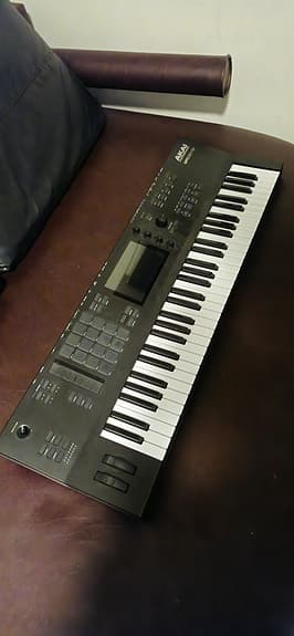 Akai MPC Key 61 keyboard synth svart/rød